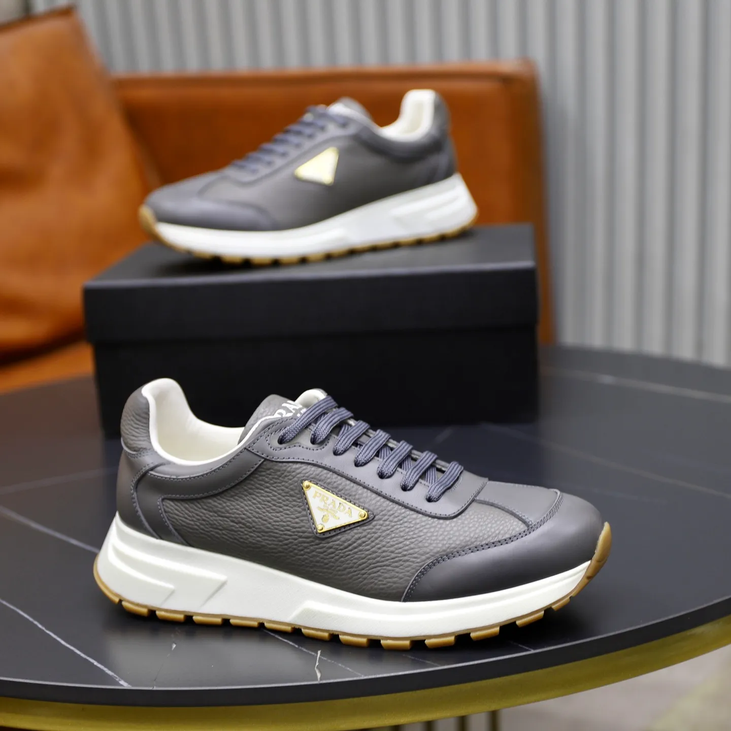 Factory price: 740💰Top original order Brand: PRADA (Prada) Standard code: Men's size 38/44 (45 can be customized) Grade: Same as the official website Material: Original cowhide stitching imported cowhide lining Original combination two-color wear-resistant soft outsole Style category: Leisure and sports version Young fashion European and American trend British style Color: Real picture color